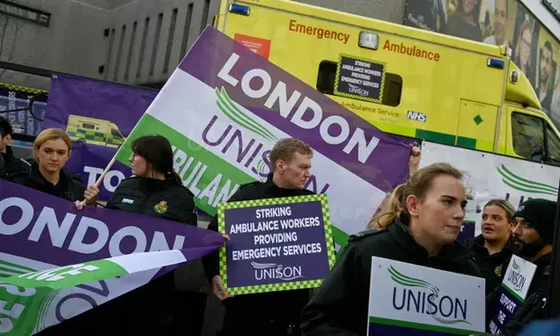 В конце 2022 года заработная плата в Великобритании в реальном выражении упала самыми быстрыми темпами за 20 лет