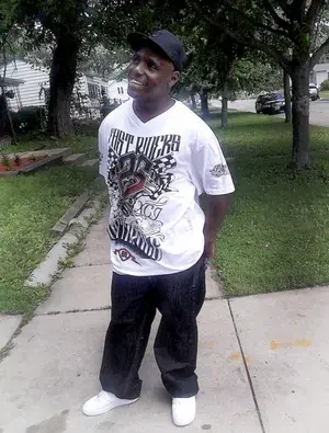 Обвиняемые в убийстве сотрудники скорой помощи штата Иллинойс предстали перед судом в связи с подачей иска семьей Эрла Мура