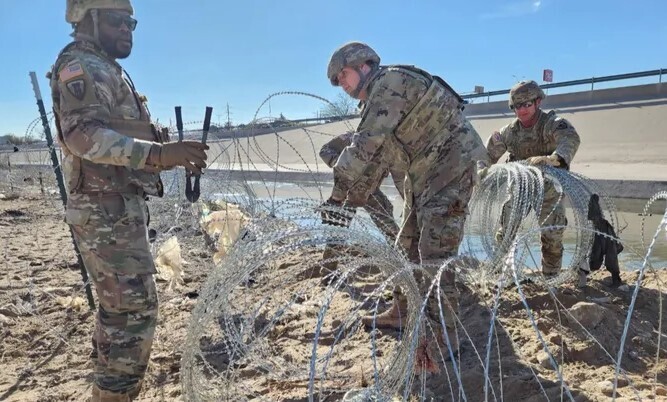 Солдат Национальной гвардии штата, патрулирующий границу, как сообщается, застрелил мигранта после борьбы.