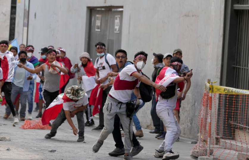 Полиция Перу использует слезоточивый газ для блокирования марша протестующих