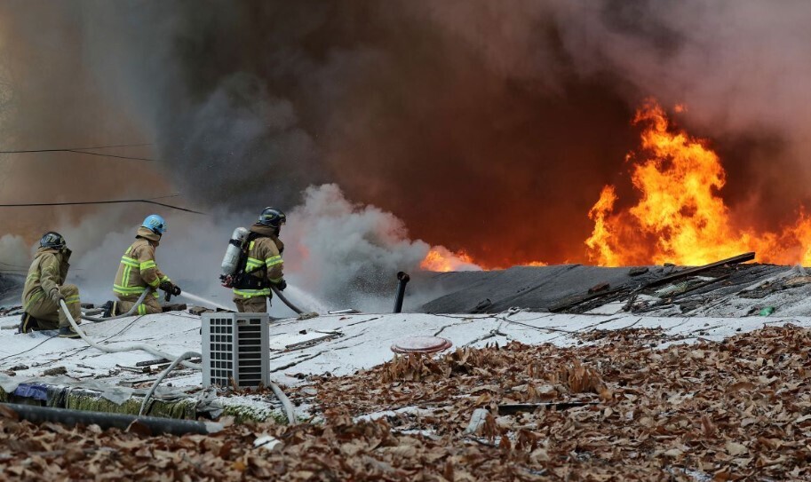 500 человек эвакуированы из-за сильного пожара в одной из последних трущоб Сеула!!!