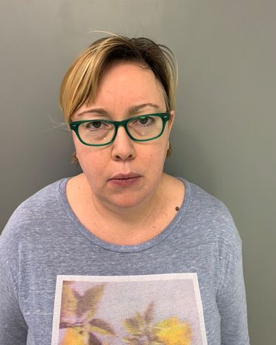 Женщине из Пенсильвании предъявлено обвинение после того, как ее престарелые родители были найдены застреленными и расчлененными в своем доме