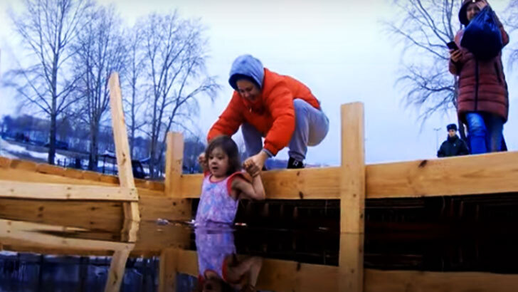 Можно ли в в крещение окунать детей в прорубь? И причем тут Христос?