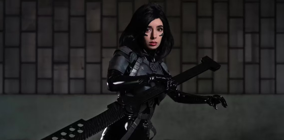 Впечатляющий и реалистичный косплей «Алита: Боевой ангел» показывает титулованного воина-андроида, готового к битве с Дамасским клинком.