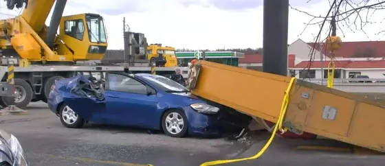 Вывеска ресторана Денни упала на машину в Кентукки, в результате чего один человек погиб и двое получили ранения.