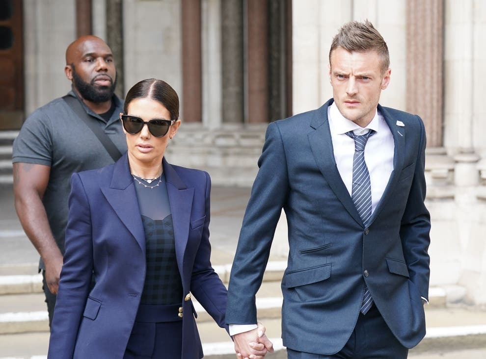 Ребекка Варди благодарит пожарных после того, как огонь уничтожил домашний спортзал