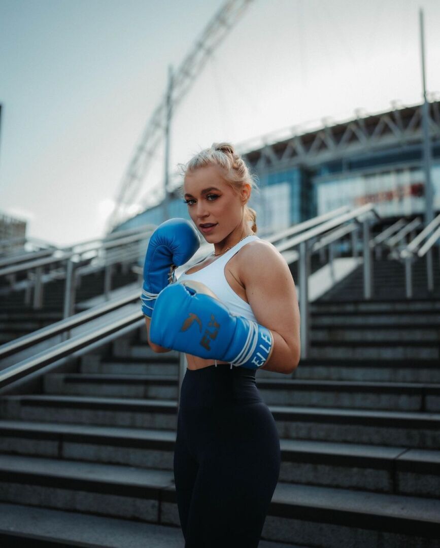 Звезда OnlyFans устроила шоу в боксе: пришла на взвешивание с пивом и бургером, а потом победила нокаутом: Только не говорите, что вы тоже так подумал