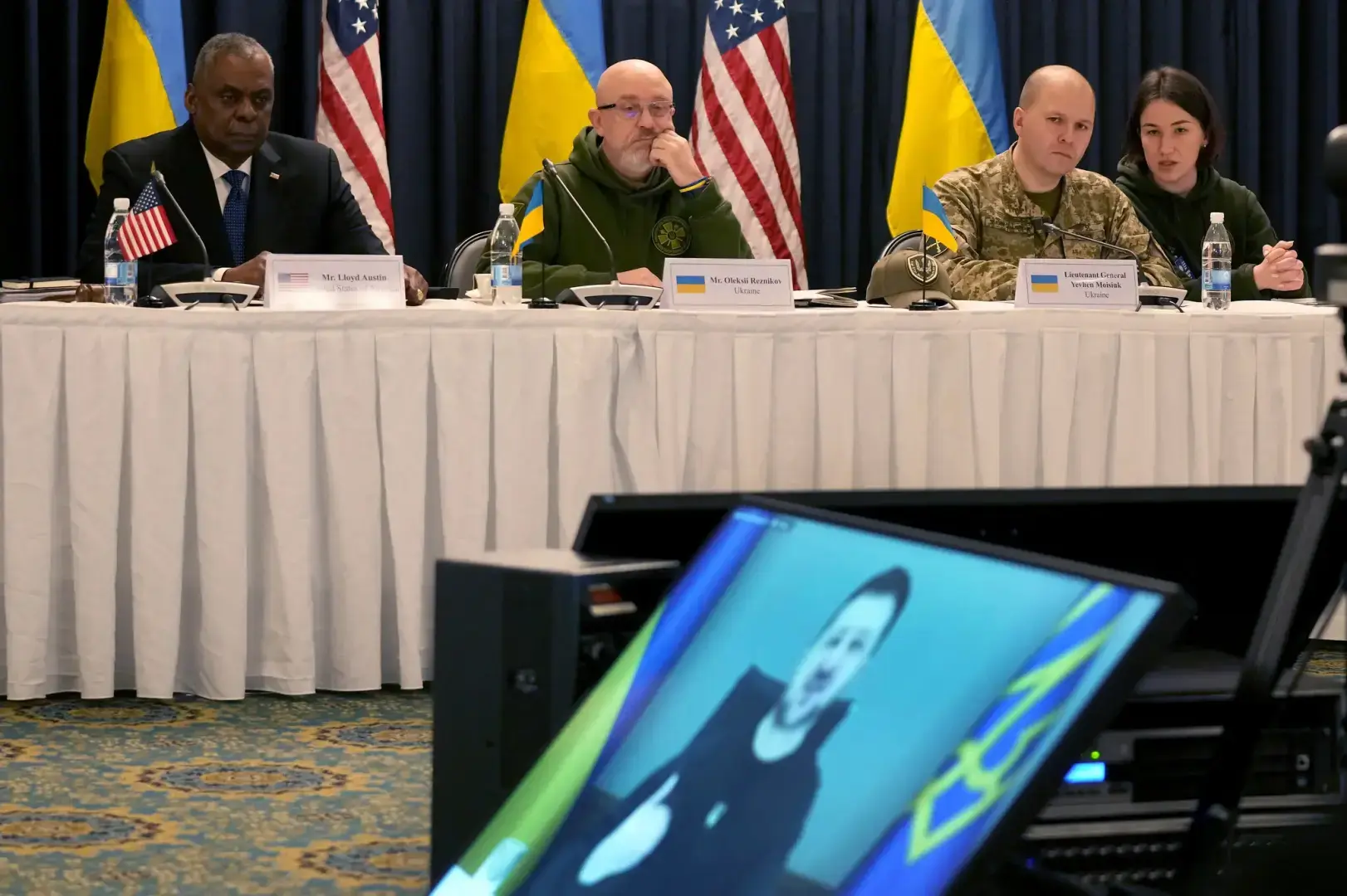 Альянс НАТО крепко держится за Украину. Но появляются трещины.