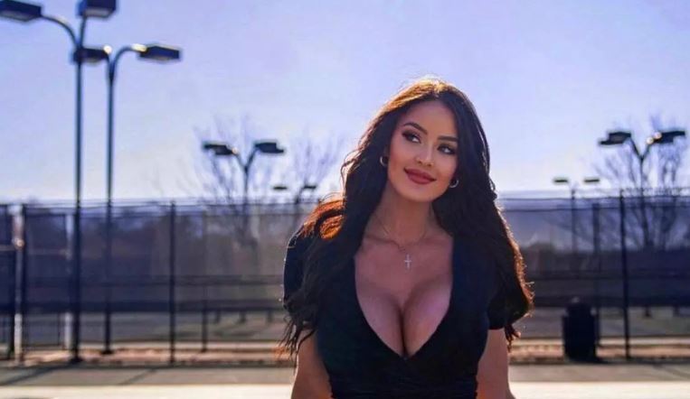 Грудастая теннисистка показала свои прелести на фото