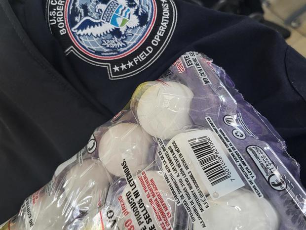 Сотрудники таможни изымают яйца на границе США и Мексики