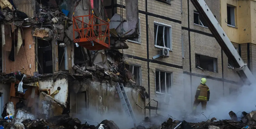 Запуск противокорабельной ракеты по обычному зданию — хаотичная стратегия, о которой Россия может пожалеть, считает эксперт