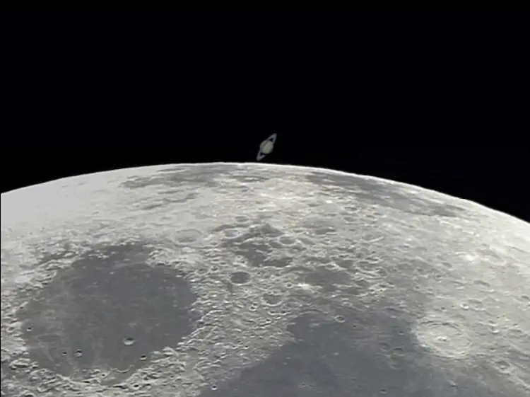 На заснеженной луне Сатурна, происходит что то странное, говорят ученые