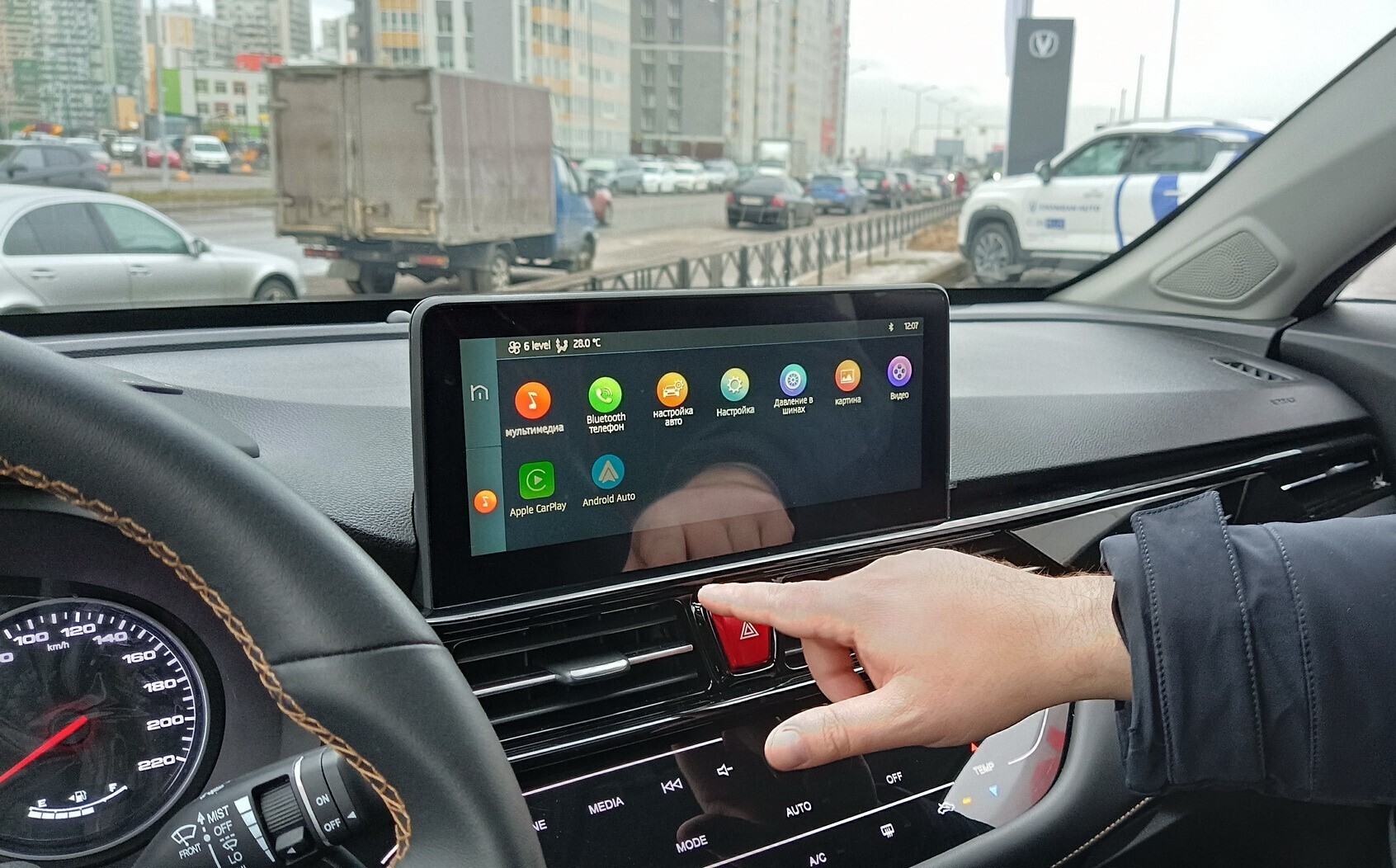 "Я вожу, он шуршит." Тест-драйв автомобиля, продающегося под названием "Москвич 3".