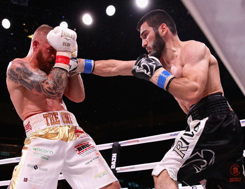 Бетербиева в первый раз выслали в нокдаун. Россиянин рассердился и вырубил конкурента