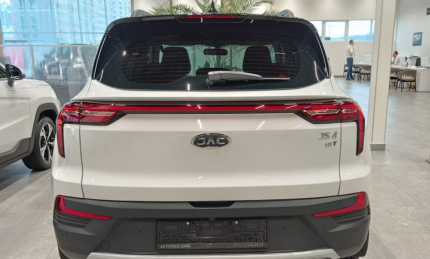 "Я вожу, он шуршит." Тест-драйв автомобиля, продающегося под названием "Москвич 3".