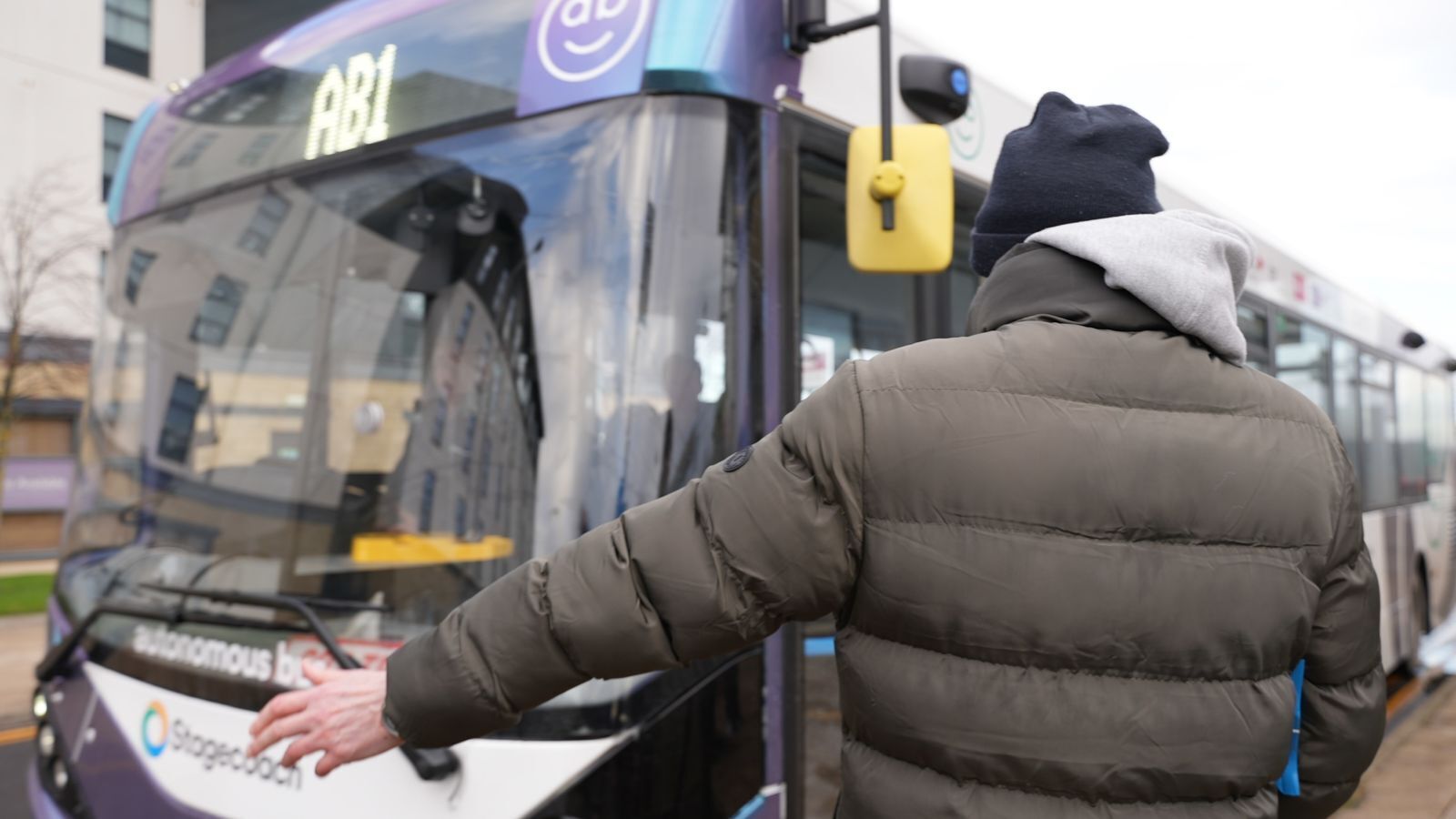 Беспилотные автобусы: впервые в Великобритании пассажиры путешествуют на полноразмерном транспортном средстве.