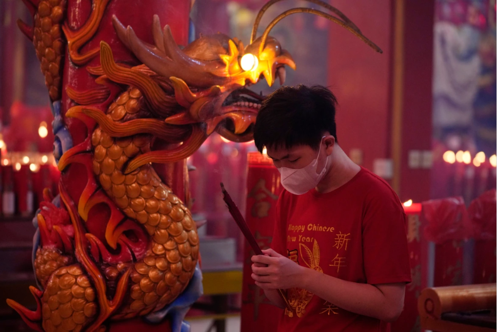 Китай празднует Лунный Новый год, когда большинство правил COVID отменено.