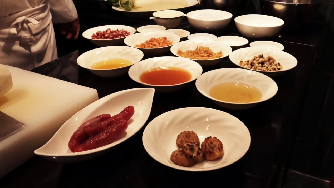 В иллюстрированном путеводителе по Лунному Новому году представлено описание лунного года.