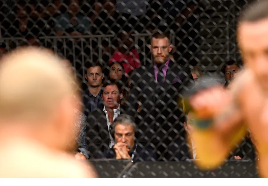 Стало известно , что Конор МакГрегор буквально прислал ему красные трусики жены в ночь UFC 200 сообщает Жозе Альдо