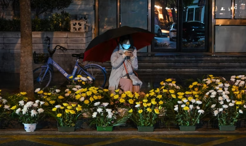 Люди в Ухане празднуют Лунный Новый год фейерверками и цветами, но горе все еще надвигается