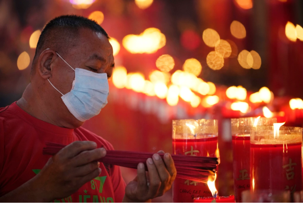 Китай празднует Лунный Новый год, когда большинство правил COVID отменено.