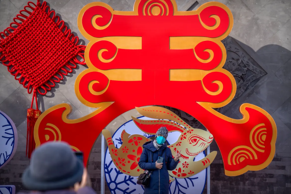 Китай празднует Лунный Новый год, когда большинство правил COVID отменено.
