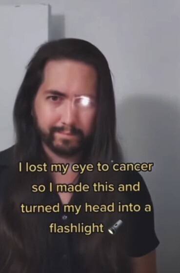 Я потерял глаз из-за рака, поэтому я сделал это и превратил голову в фонарик