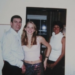 Гислен Максвелл утверждает в тюремном интервью, что фото принца Эндрю и его обвинительницы - подделка." Я ни на секунду не верю, что они настоящие".