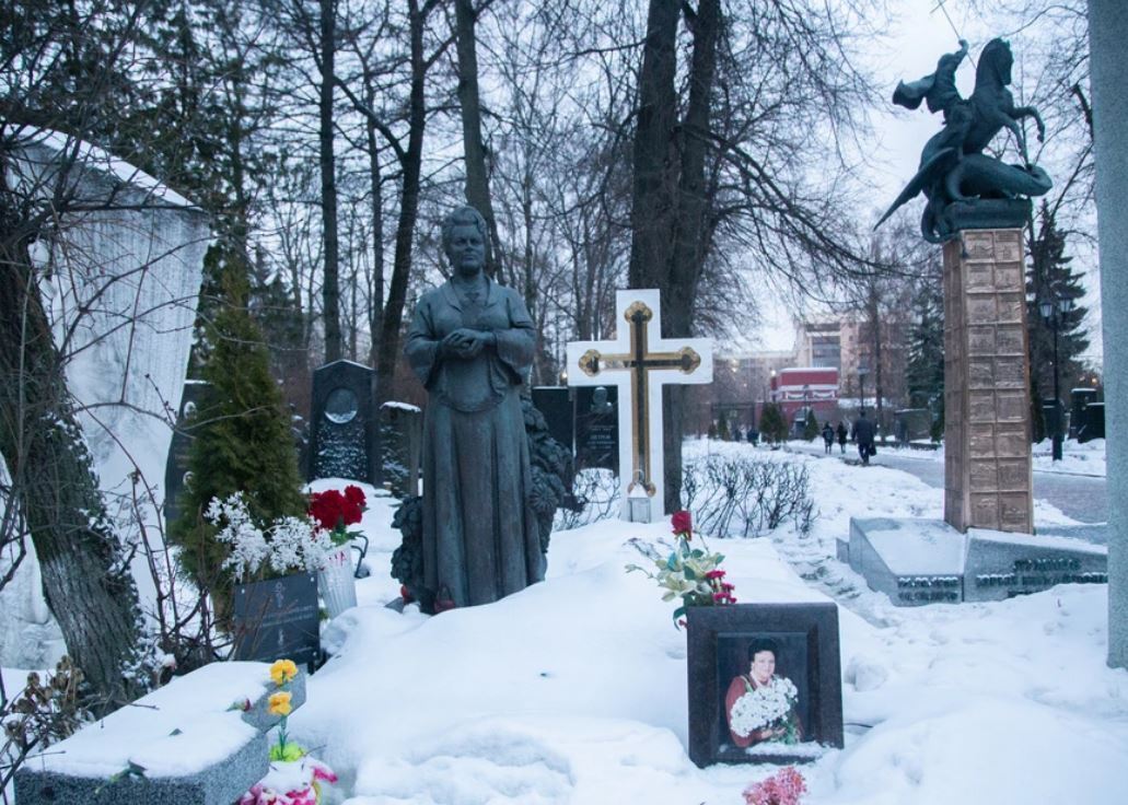 Как выглядят могилы знаменитостей на новодевечьем кладбище.