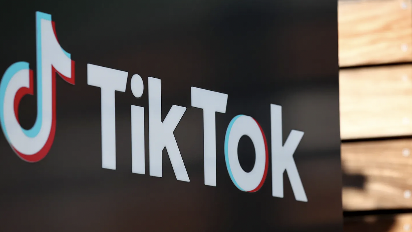 Тренд TikTok вынуждает женщин наносить полный макияж перед родами