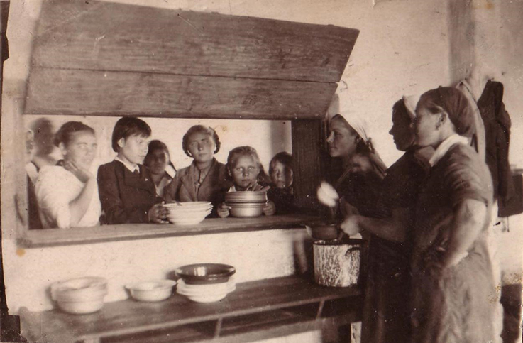 Горячий чай и бублики или полноценный обед. Что кушали советские школьники?