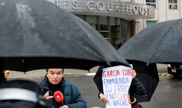 Экс-глава службы безопасности Мексики получил «миллионные взятки» от картеля Синалоа, слушает суд в США