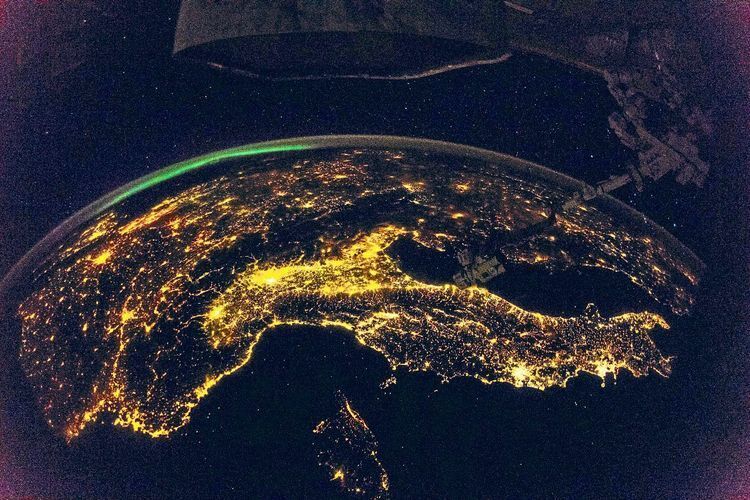 Световое загрязнение затемняет естественное свечение звезд