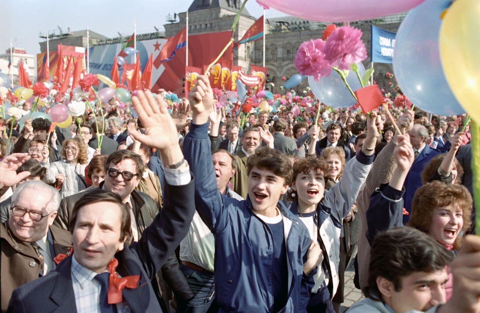 Качества нового человека ссср. Советские люди. Счастливые советские люди. Радостные люди на демонстрации СССР. Советские люди радуются.