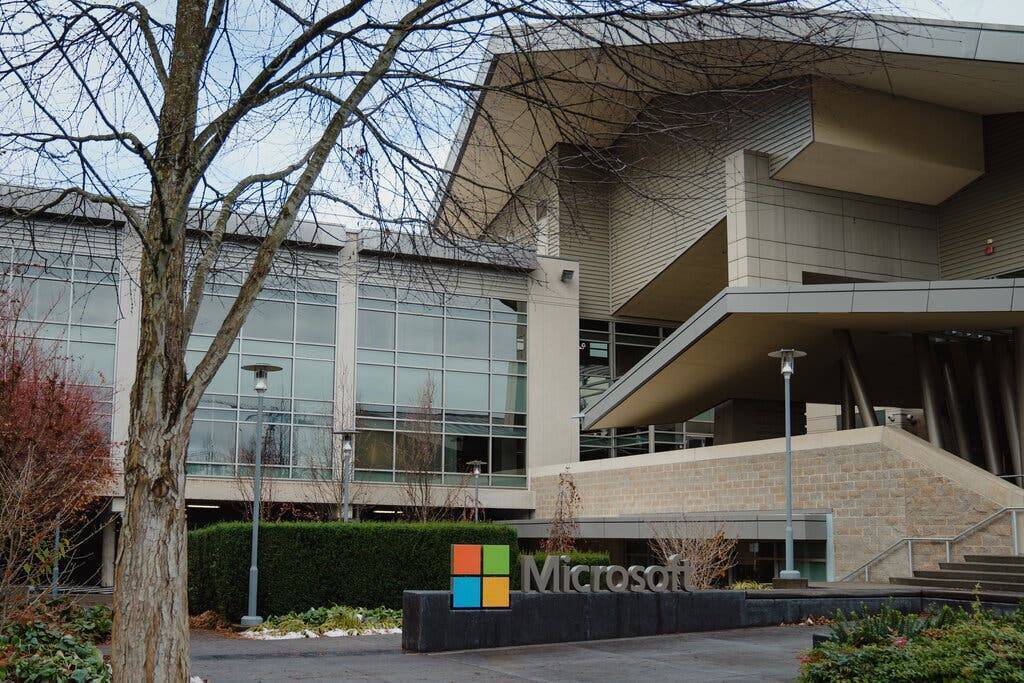 Microsoft инвестирует 10 миллиардов долларов в OpenAI, создателя ChatGPT