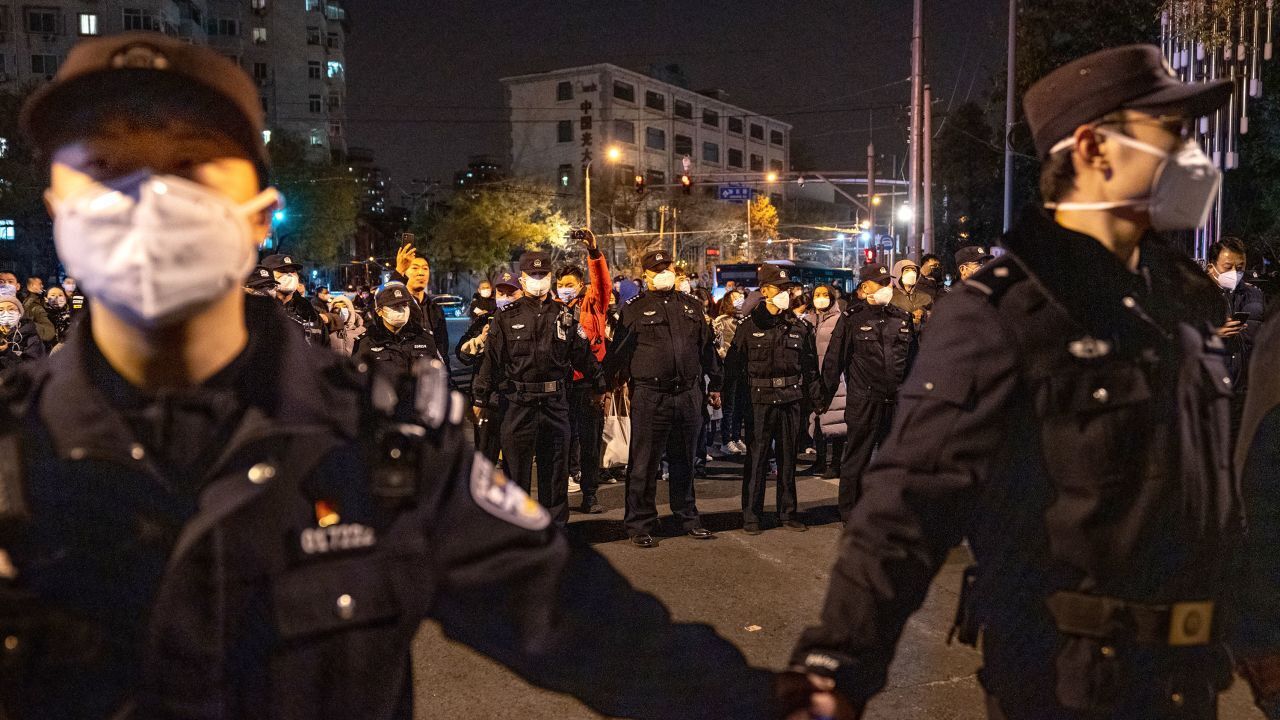 Группа друзей посетила пикет в Пекине. Потом один за другим они исчезли