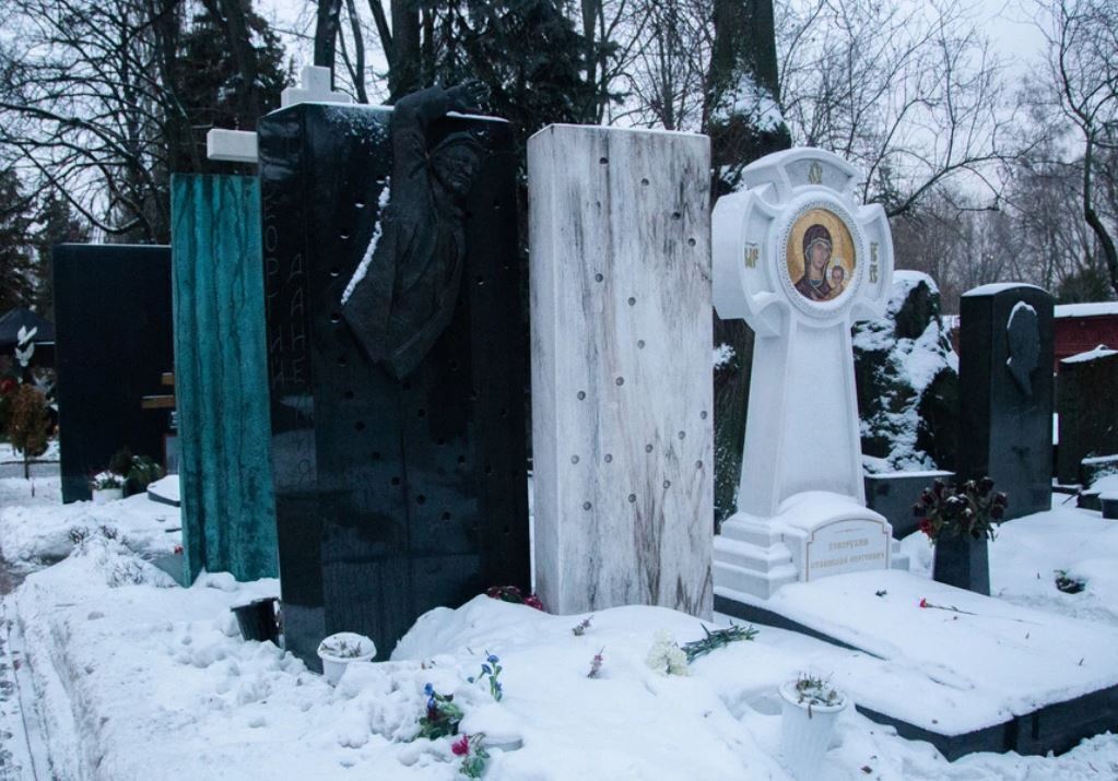 Как выглядят могилы знаменитостей на новодевечьем кладбище.
