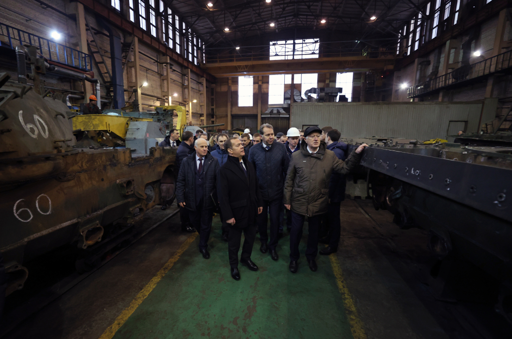 Медведев призвал сохранить набранные с начала года темпы поставок вооружений и техники