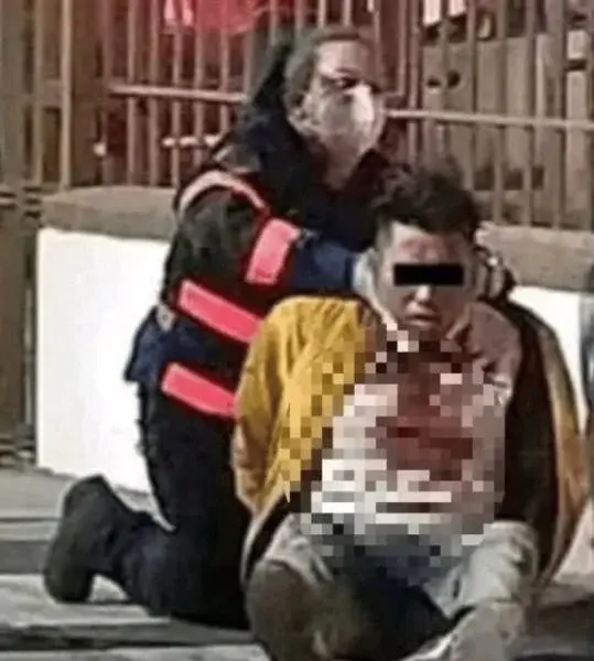 Пьяный мужчина поранился о меч статуи Святого Михаила.