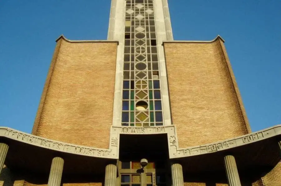 Пьяный мужчина поранился о меч статуи Святого Михаила.