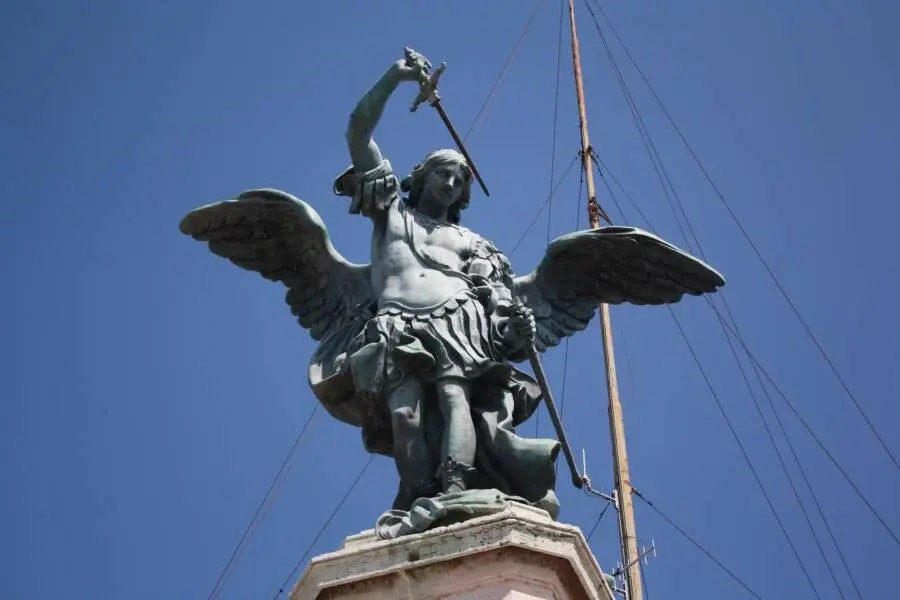 Пьяный мужчина поранился о меч статуи Святого Михаила.