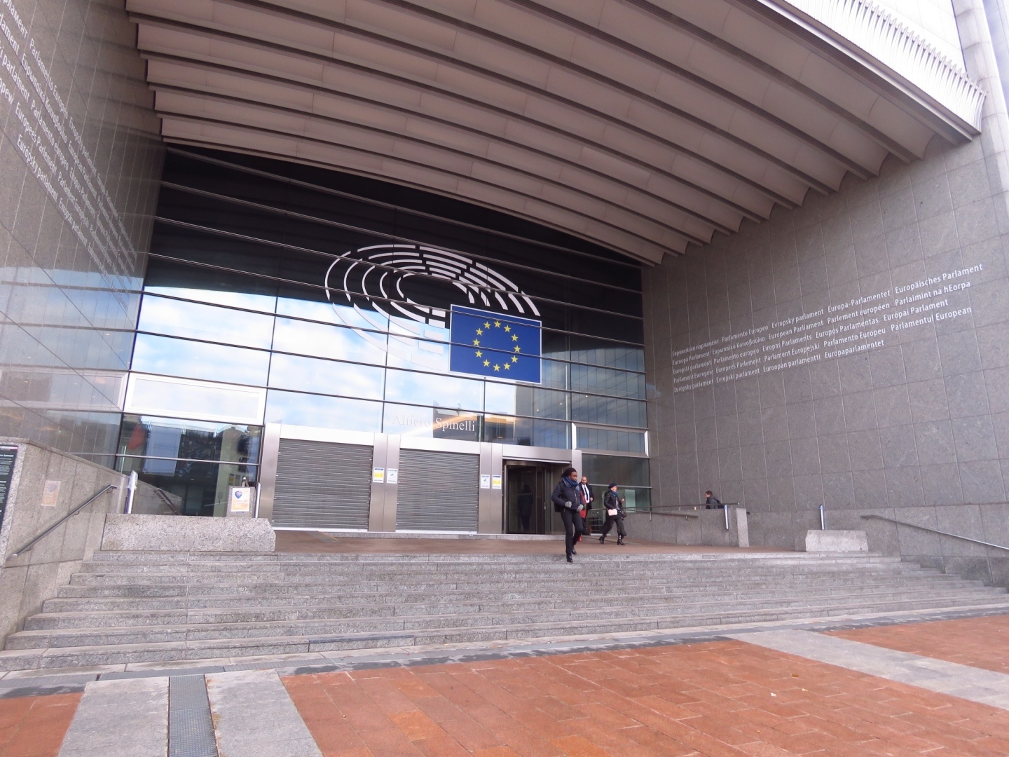 Великобритания в беспорядке, а Европа может избежать рецессии.