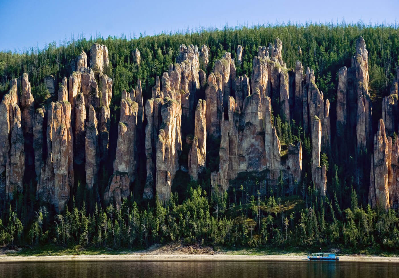 Природные зоны юнеско. Синские столбы Саха Якутия река синяя. Природный парк Ленские столбы. Ленские столбы в Якутии. Национальный парк “Ленские столбы”, Якутия.