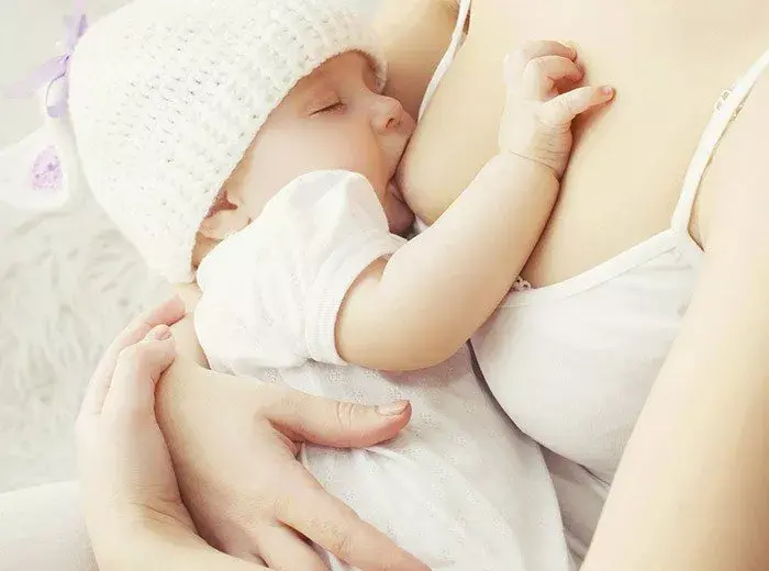 Почему важно кормить малыша грудью?