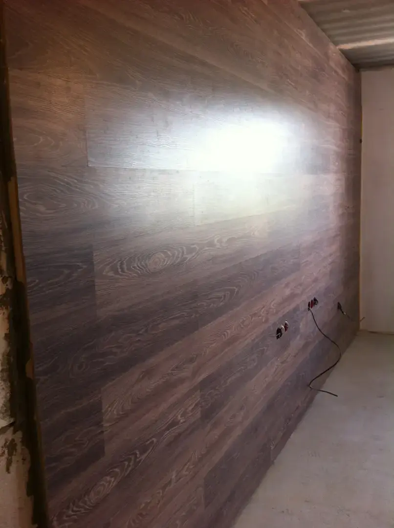 Ламинат на стене выглядит стильно