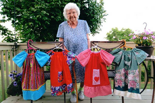 99-летняя бабушка Лилиан шьет платья для африканских девочек
