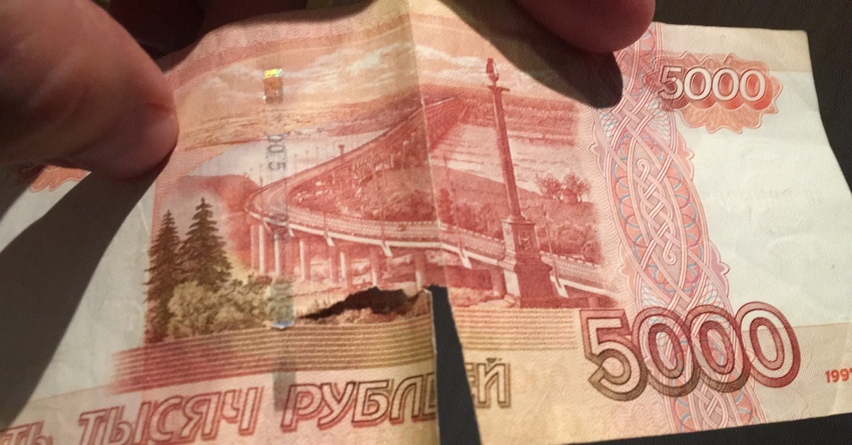 У меня порвалась купюра. Смогу ли я оплатить ею покупку в магазине?