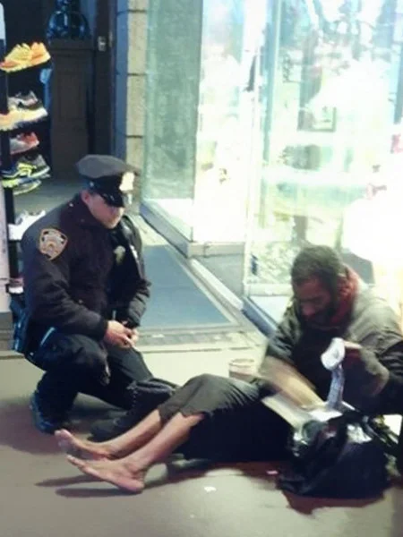 Полицейский купил ботинки неизвестному