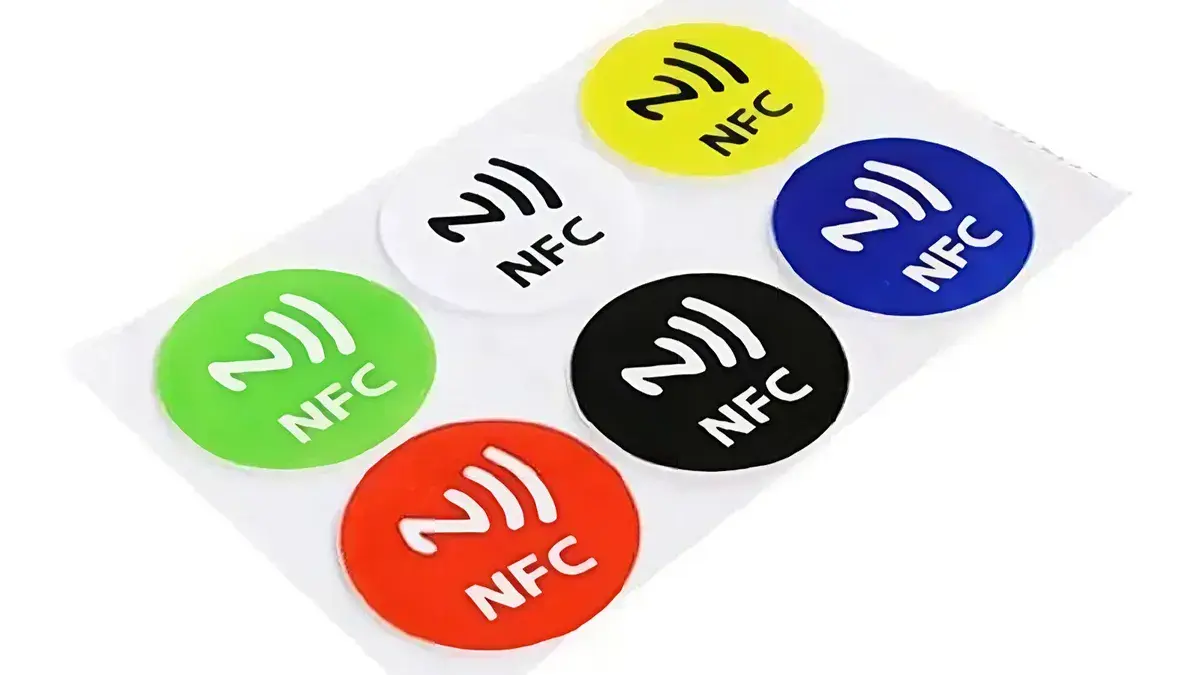 Оплата стикером что это. NFC стикер. Стикеры для бесконтактных платежей. Наклейка бесконтактная оплата. Наклейка на банковскую карту.