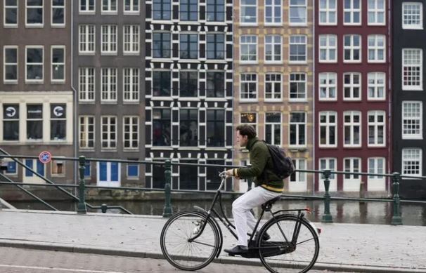 В Амстердаме открытие, велосипедисты уже могут парковать своих велоконей под водой